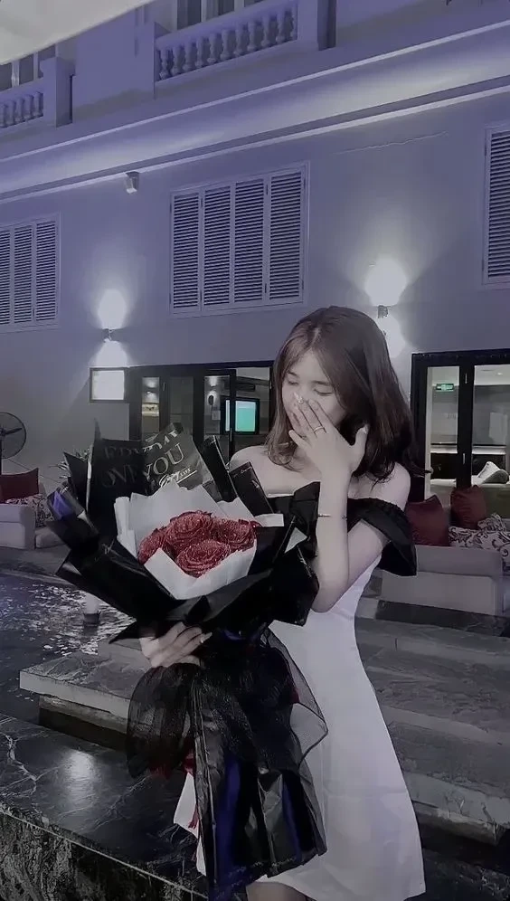 Ảnh gái cầm hoa tạo nên vẻ đẹp ngọt ngào đầy lôi cuốn