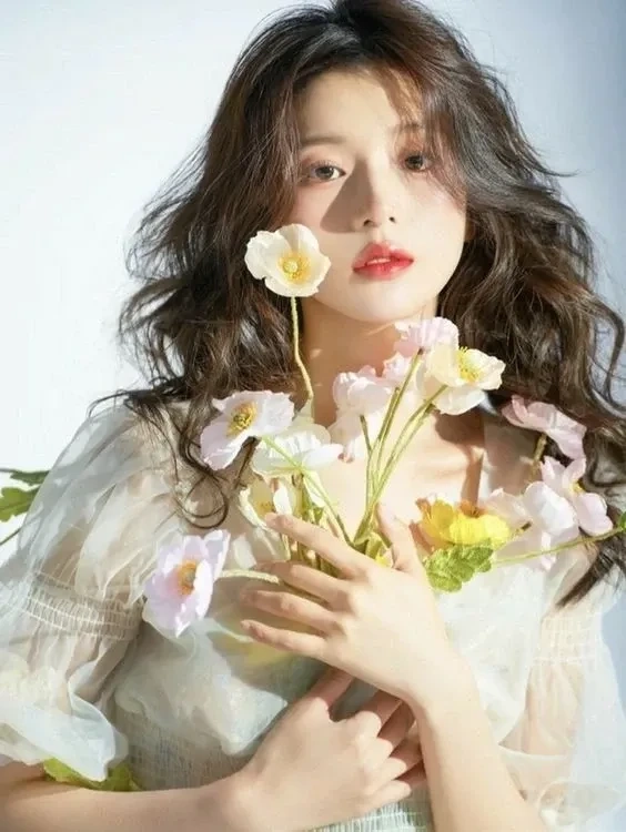 Anh con gái cute với nụ cười tươi sáng và ngây thơ