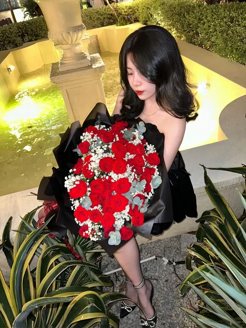 Gái cute che mặt tạo vẻ bí ẩn, dễ thương và quyến rũ