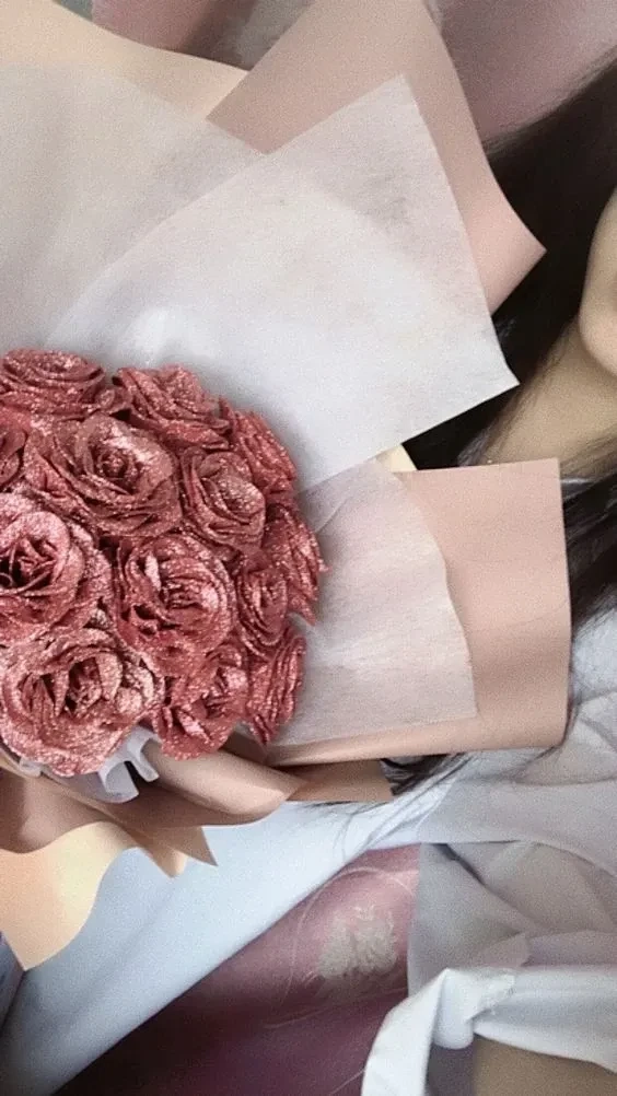 Gái cute đeo kính khiến mọi người ngẩn ngơ trước vẻ đáng yêu