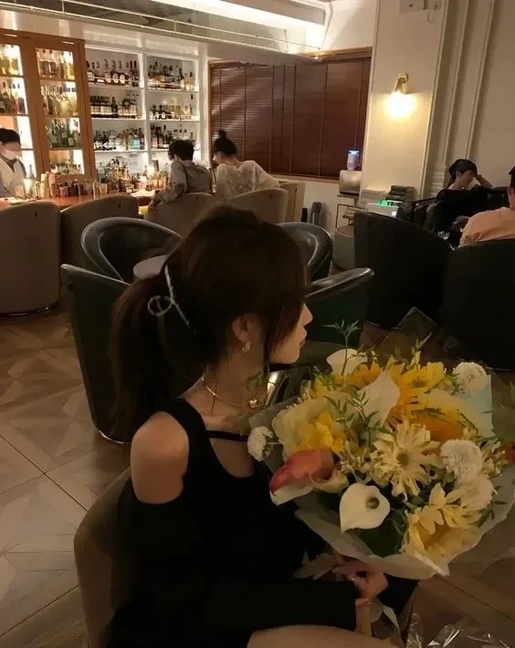 Gái xinh tóc ngắn đeo kính cute toát lên vẻ dễ thương, xinh đẹp
