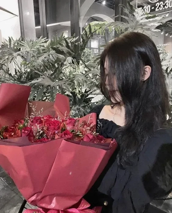 Cô gái buồn anime với ánh mắt sâu lắng và đầy tâm sự