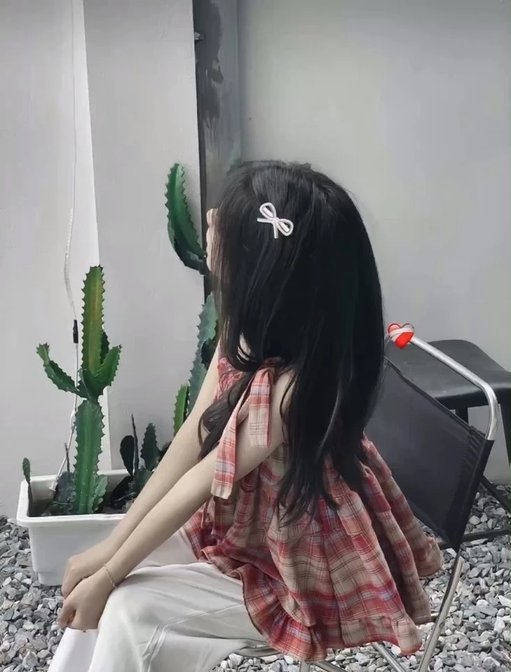 Gái xinh cute che mặt tạo ấn tượng với sự dễ thương và nét tự nhiên