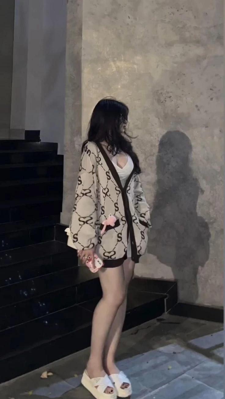 Gái xinh tóc dài che mặt nổi bật với nét đẹp tự nhiên và sự duyên dáng