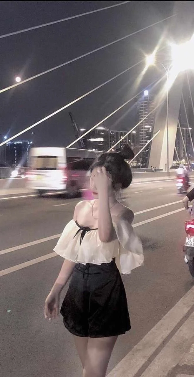 Hình gái xinh đeo mắt kính tóc dài che mặt mang đến sự thanh lịch và cuốn hút