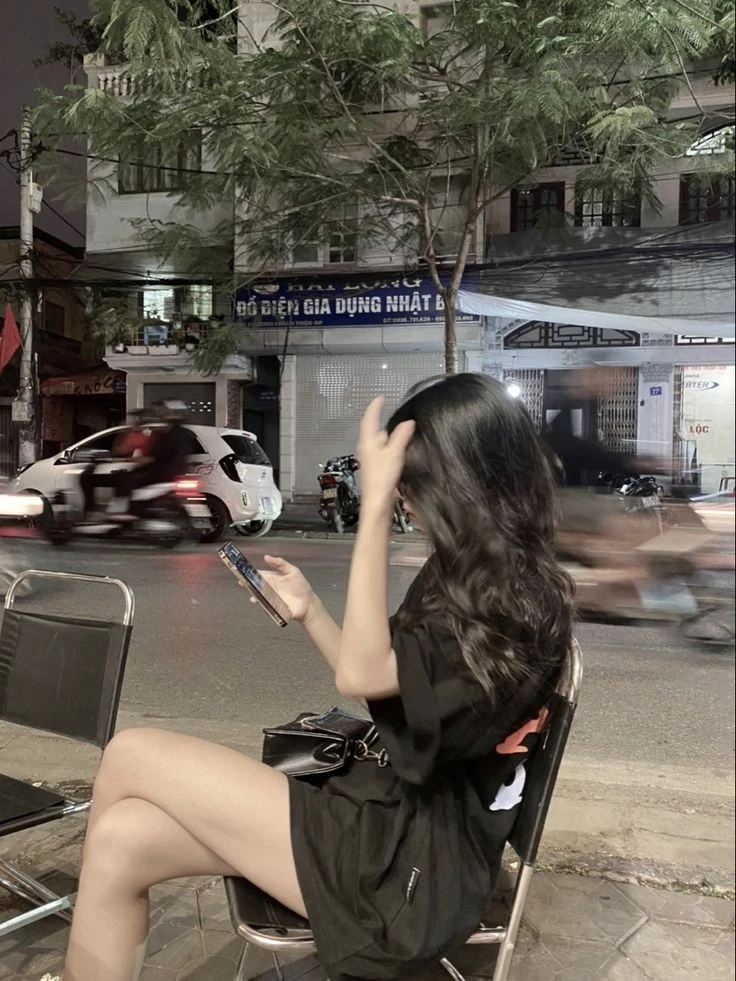 Gái đẹp chụp hình che mặt nổi bật với phong thái tự nhiên và cuốn hút
