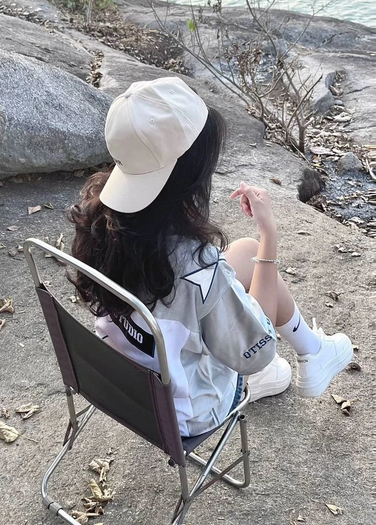 Hình gái xinh che mặt mang đến sự nhẹ nhàng và nét cuốn hút tự nhiên