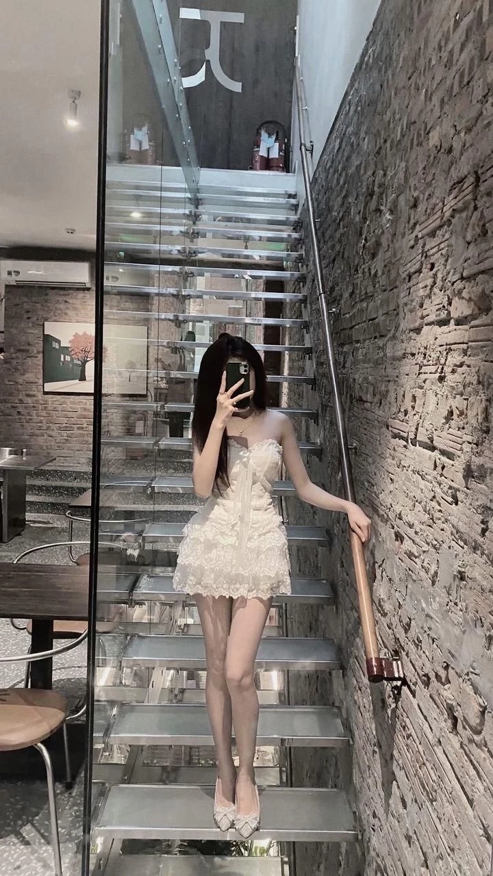 Hình gái dễ thương tóc ngắn che mặt nổi bật với vẻ đáng yêu và tự nhiên