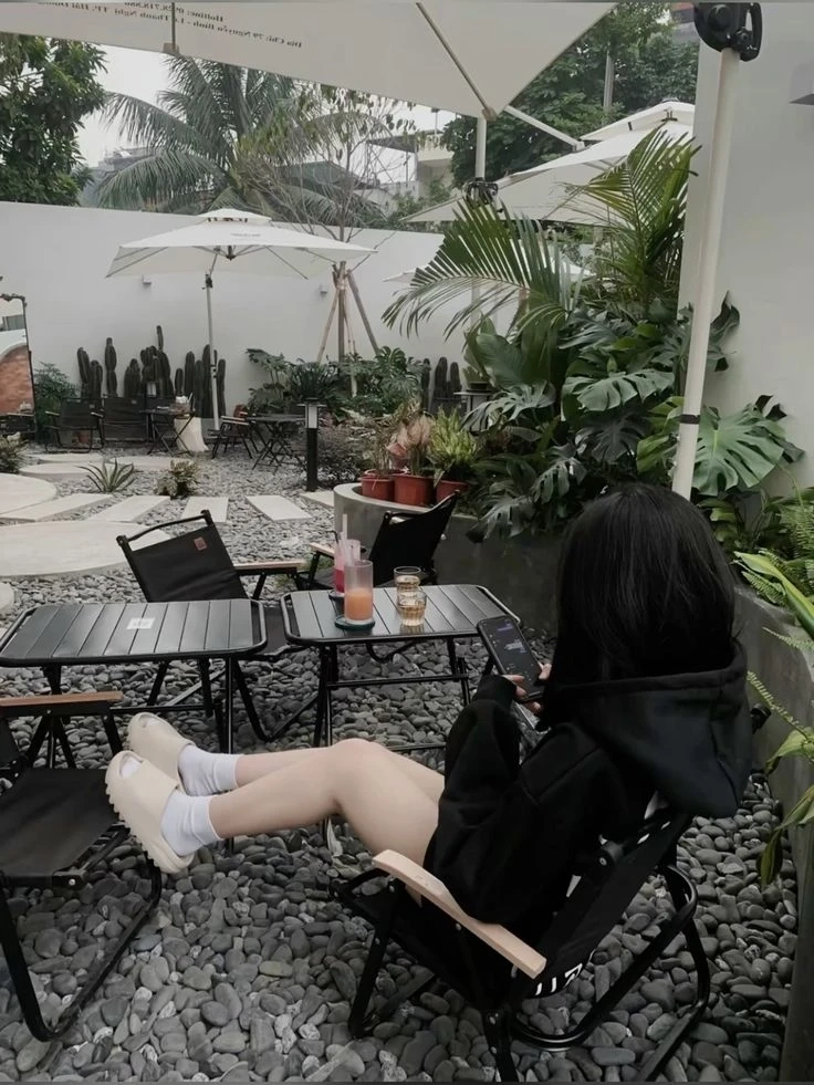 Hình ảnh gái xinh tóc ngắn che mặt ghi lại nét đẹp nhẹ nhàng và cuốn hút