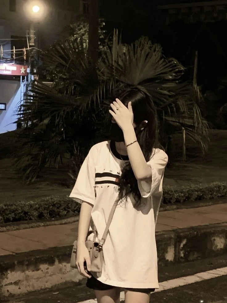Ảnh con gái tóc ngắn đeo kính che mặt thể hiện nét thông minh và duyên dáng