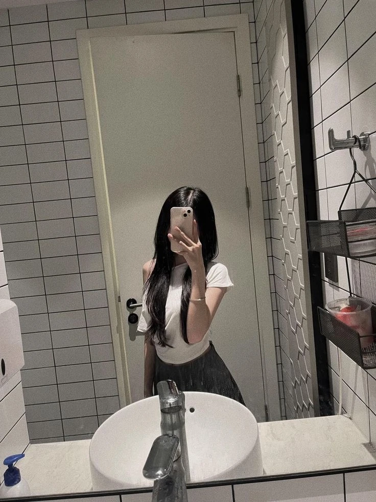 Ảnh tóc ngắn che mặt ghi dấu với nét đẹp trẻ trung và phong thái nhẹ nhàng