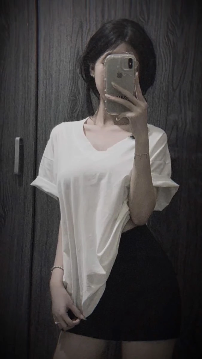 Gái xinh che mặt mặc bikini thể hiện phong thái tự tin và rạng rỡ