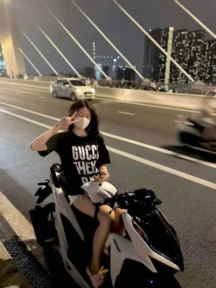 Hình gái xinh đeo mắt kính tóc dài che mặt thể hiện nét thanh thoát