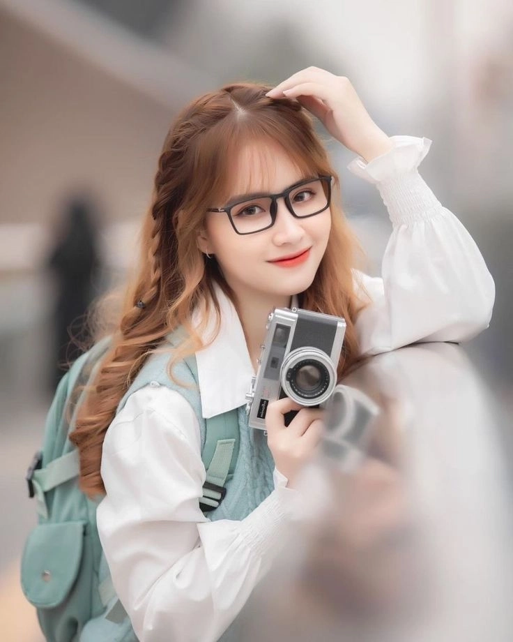 Gái xinh tóc dài đeo kính mang đến vẻ đẹp thanh thoát và dịu dàng