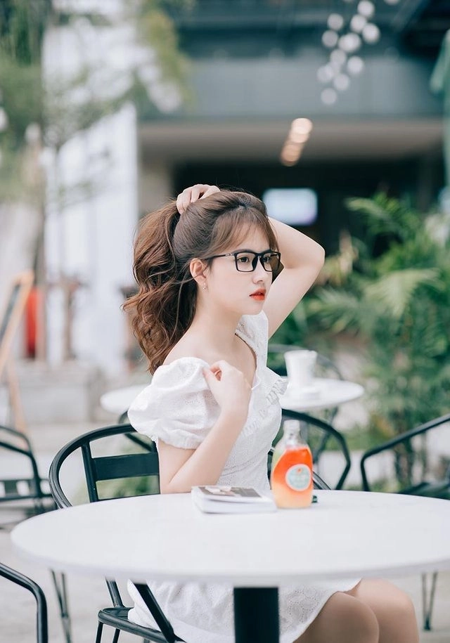 Gái xinh tóc dài đeo kính cute thể hiện nét đáng yêu và tự nhiên