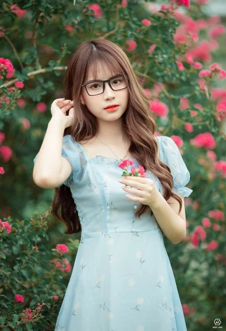 Gái xinh tóc ngắn đeo kính tạo cảm giác năng động và quyến rũ