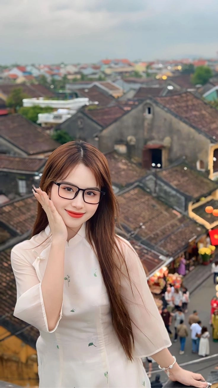 Gái xinh đeo kính tóc dài thể hiện sự thanh lịch và cuốn hút tự nhiên