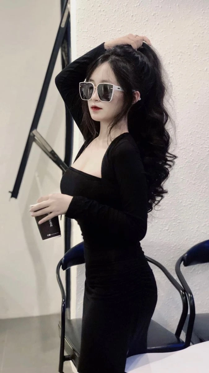 Hình ảnh gái xinh đeo mắt kính tóc ngắn thể hiện sự thông minh và quyến rũ