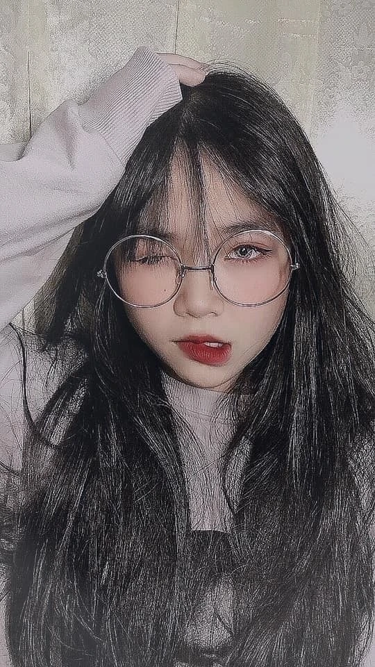 Ảnh gái dễ thương tóc ngắn đeo kính thể hiện sự ngọt ngào và cuốn hút