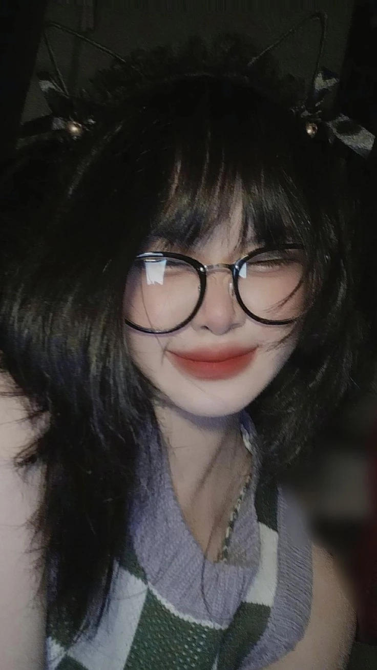 Ảnh gái xinh tóc ngắn đeo kính cute mang đến sự tươi mới và dễ mến