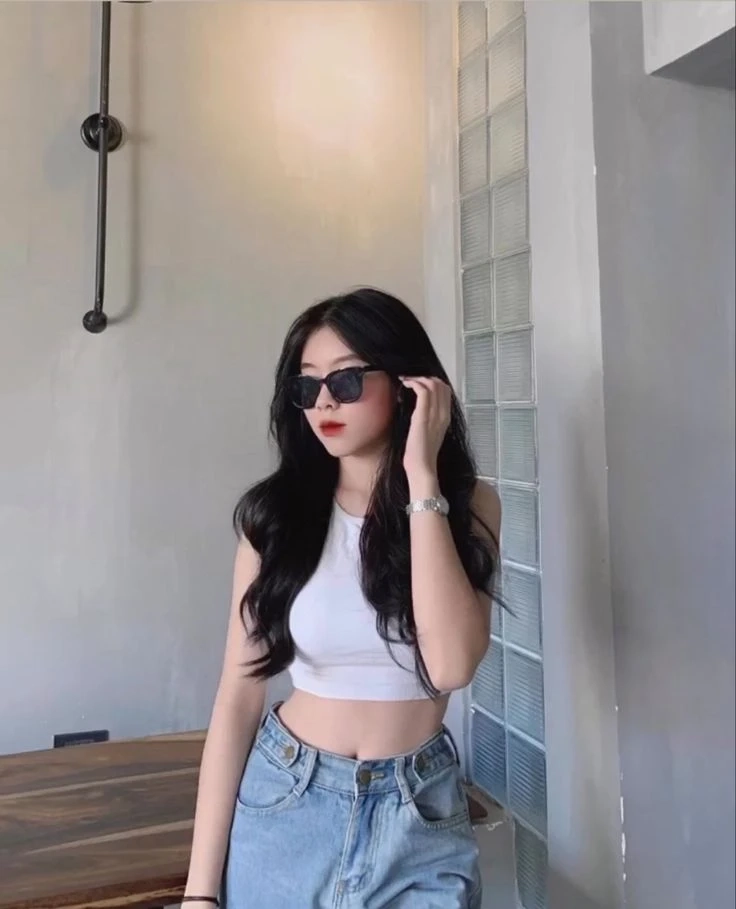 Ảnh mạng gái xinh tóc ngắn đeo kính mang đến sự cuốn hút đầy bí ẩn