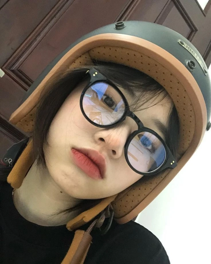 Ảnh nền gái xinh tóc ngắn đeo kính tạo nên sự dễ thương và năng động