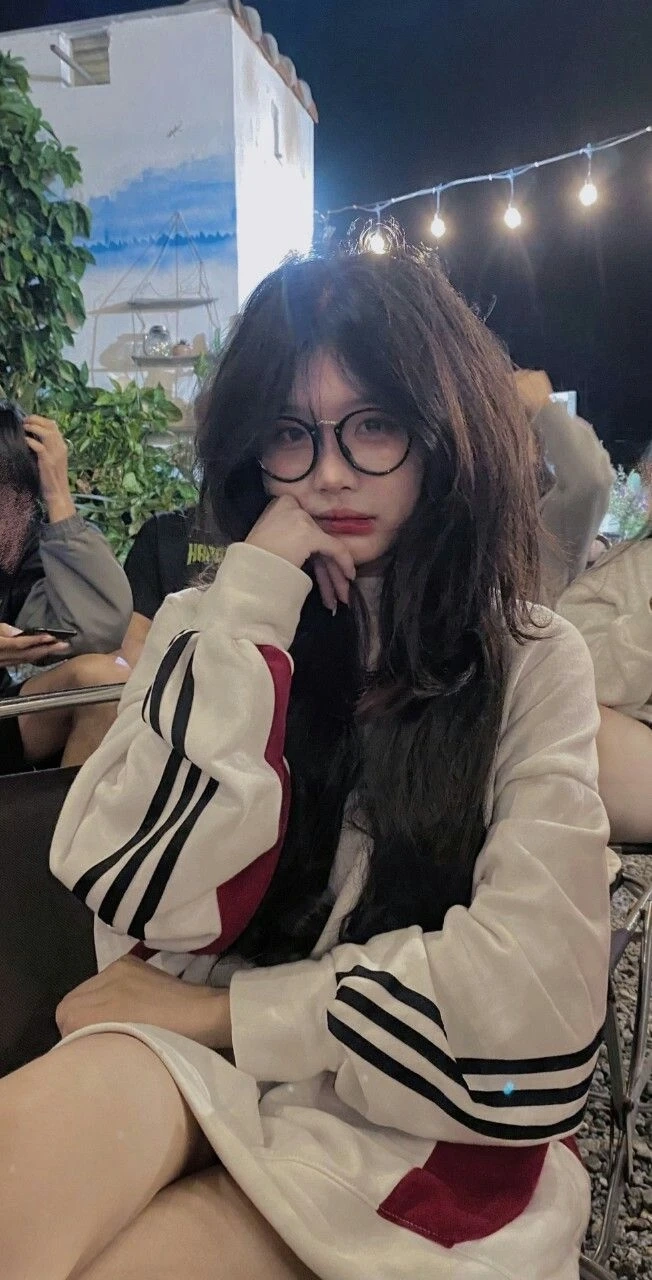 Gái xinh tóc dài đeo kính cute mang đến vẻ dễ thương và cuốn hút