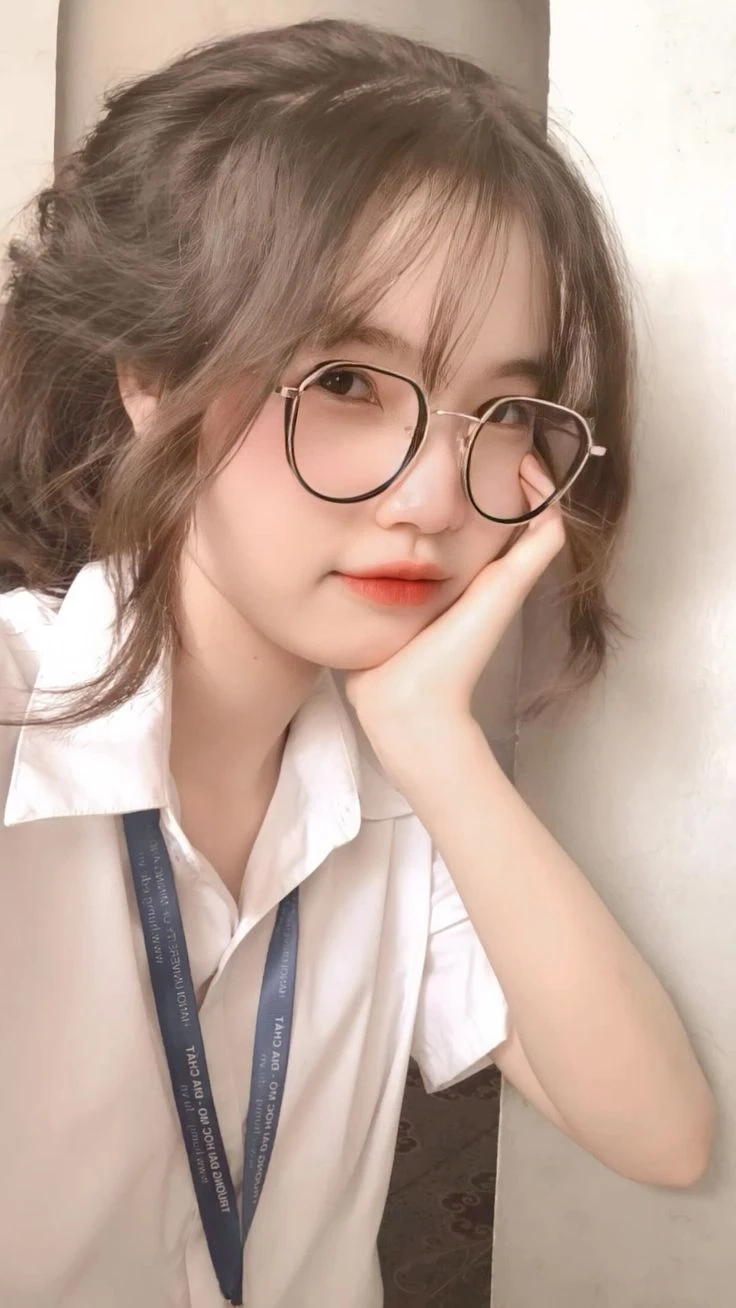 Hình gái xinh đeo mắt kính tóc dài tạo nên vẻ đẹp thu hút và sắc sảo