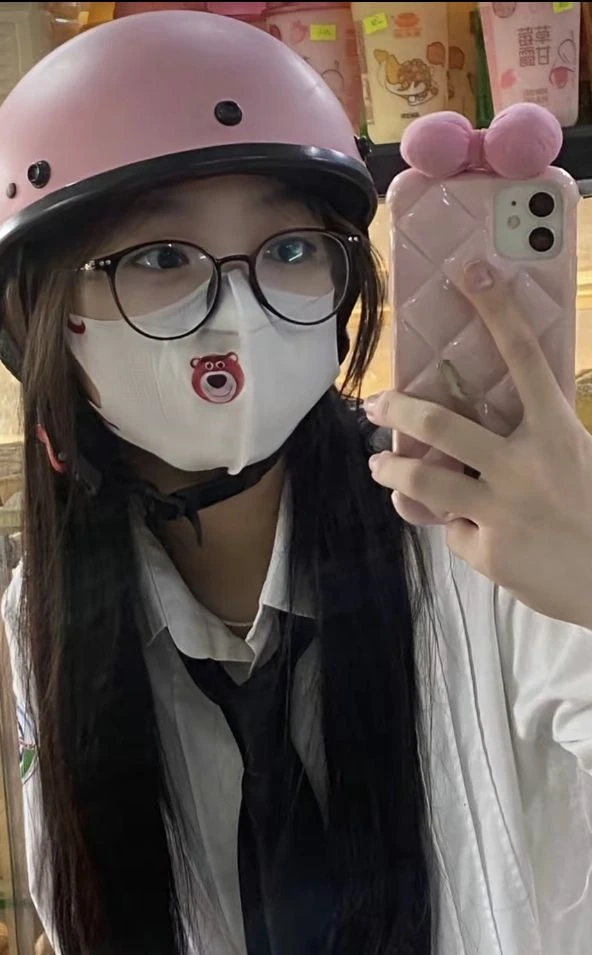 Gái xinh cute đeo kính thể hiện sự ngọt ngào và quyến rũ tự nhiên