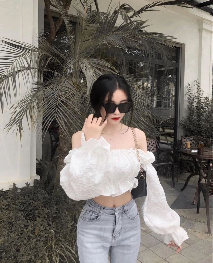 Gái xinh đeo kính mặc bikini tỏa sáng với vẻ đẹp tự nhiên và cuốn hút