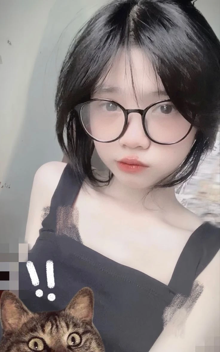 Gái đẹp đeo kính thu hút mọi ánh nhìn với sự duyên dáng và cuốn hút