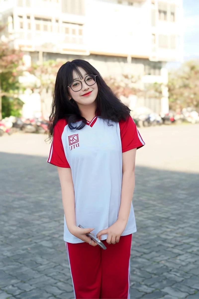 Cô gái đi xe đạp tạo nên vẻ đẹp tự nhiên và thanh thoát