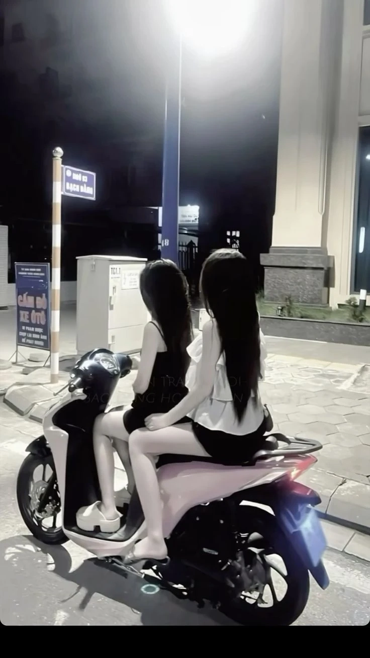 Gái đi xe độ nổi bật với phong cách mạnh mẽ và cuốn hút