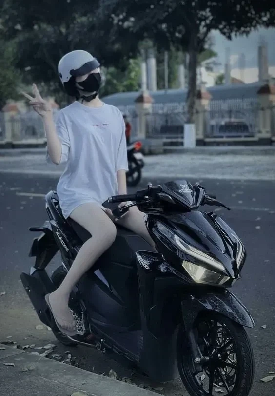 Gái xinh chạy xe máy mang lại cảm giác tươi mới và tự do