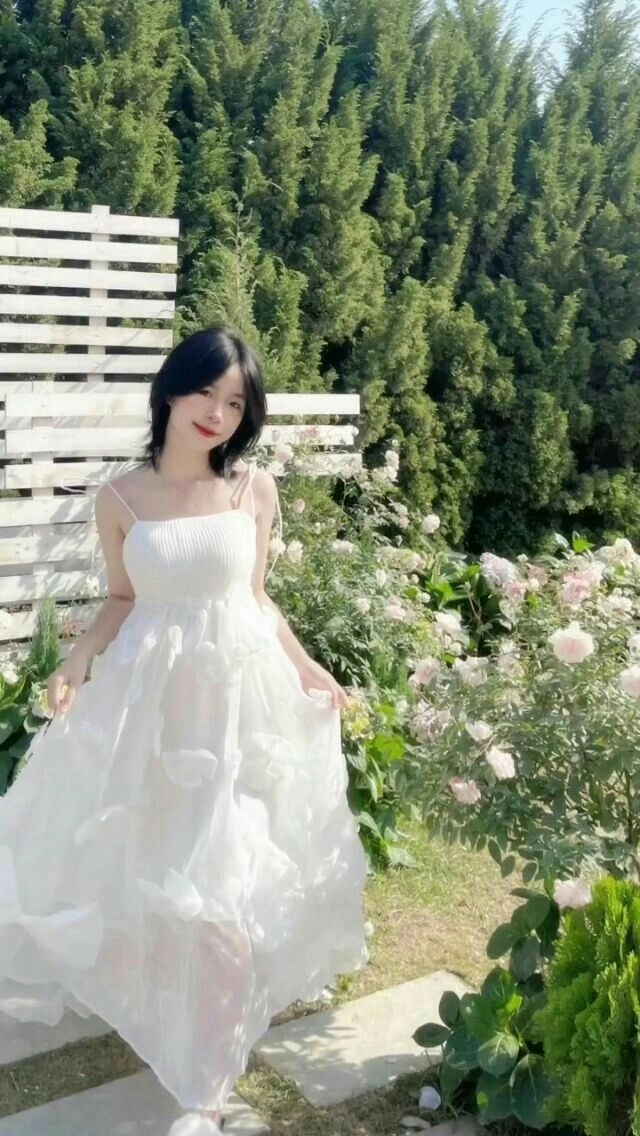 Gái xinh mặc áo dài live thu hút sự chú ý với vẻ đẹp lôi cuốn