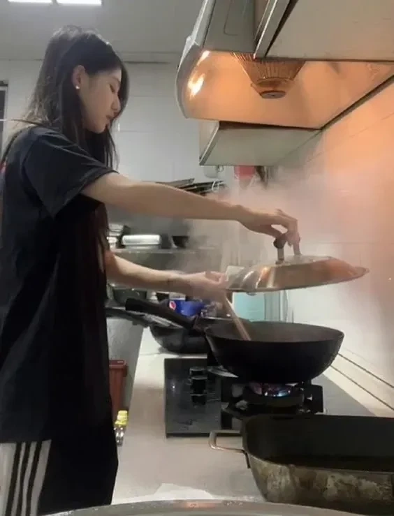 Gái đẹp chụp hình khoe vẻ đẹp thanh thoát, dễ chịu