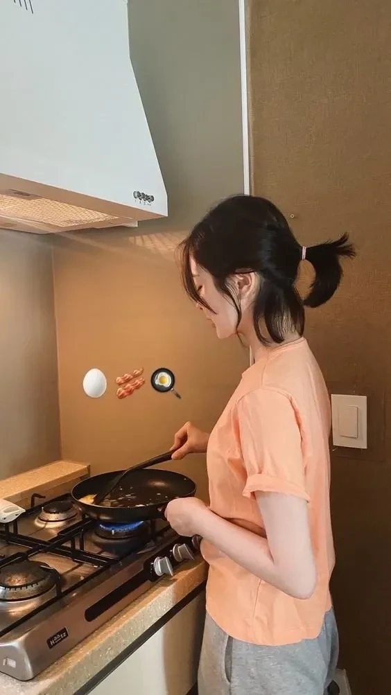 Gái xinh che mặt tóc ngắn với vẻ đẹp nhẹ nhàng và cuốn hút