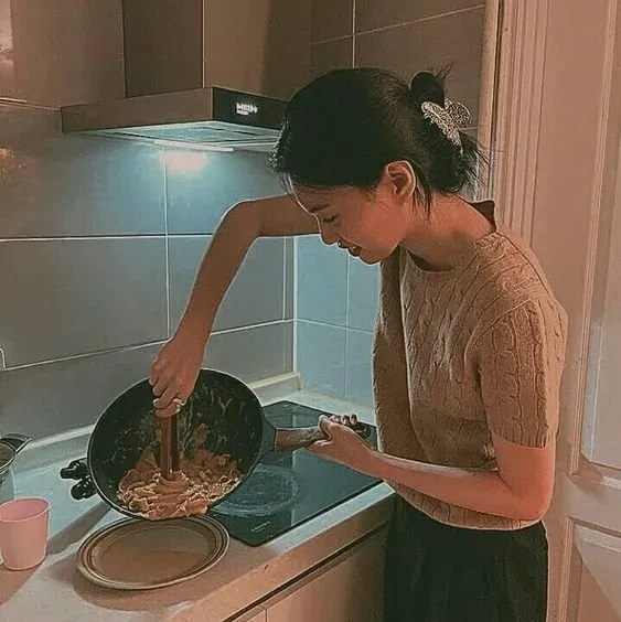 Tóc ngắn uốn tạo nên kiểu dáng mềm mại và quyến rũ cho phái nữ