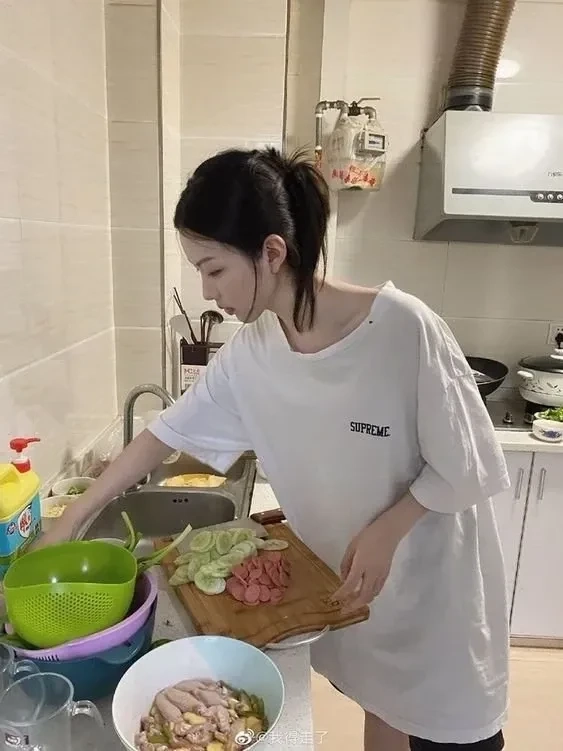 Hình ảnh gái xinh mặc váy trắng tạo nên vẻ đẹp tinh tế và quyến rũ