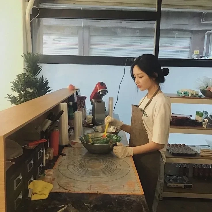 Che mặt gái xinh mặc váy trắng mang đến vẻ bí ẩn đầy cuốn hút