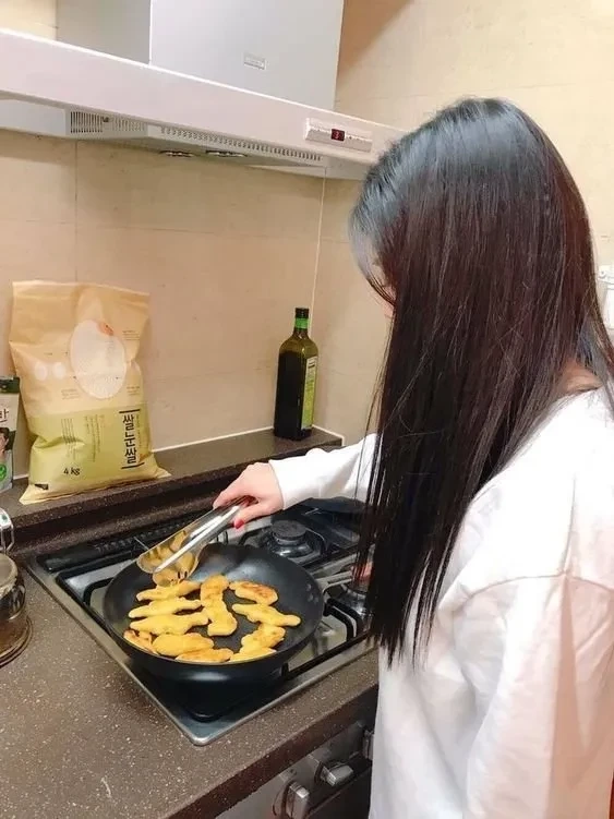 Cô gái mặc váy trắng tỏa ra sự quyến rũ và dễ thương đầy cuốn hút