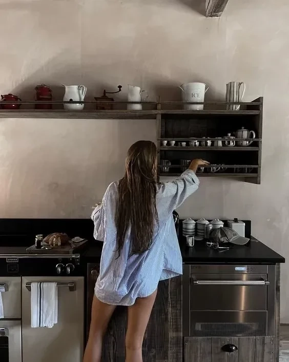 Gái xinh mặc váy trắng nhảy thể hiện vẻ đẹp tươi trẻ, đầy năng lượng