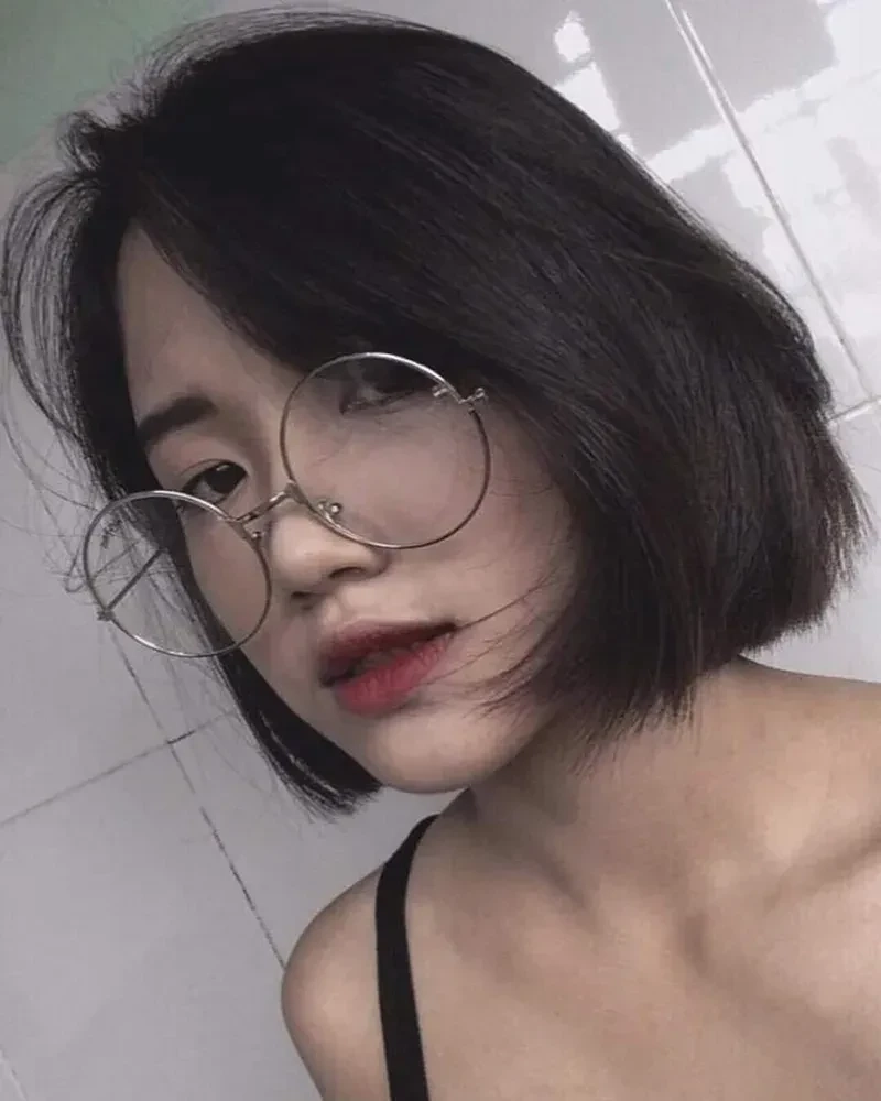 Cô gái xinh đẹp tóc ngắn với vẻ đẹp dịu dàng tự nhiên