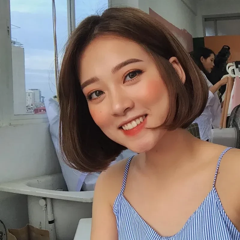 Gái xinh tóc ngắn che mặt tôn lên sự thu hút đầy lôi cuốn