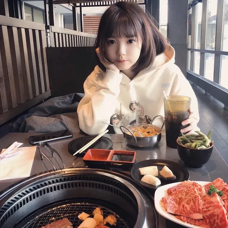 Gái xinh tóc ngắn ngang vai che mặt tạo sự tò mò đầy hấp dẫn