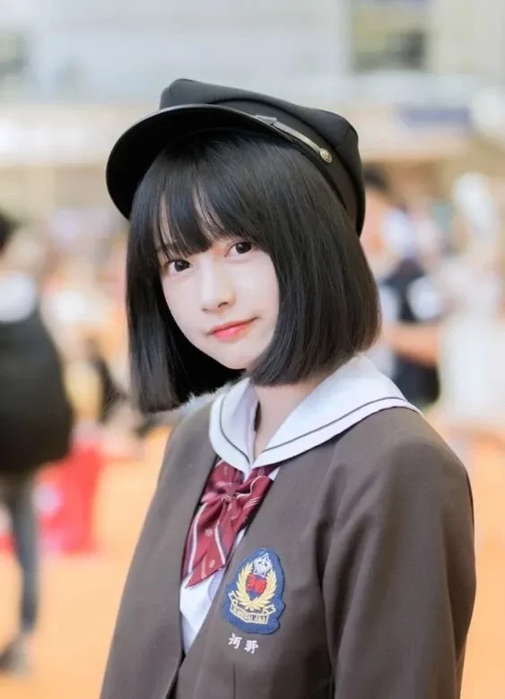 Gái xinh tóc ngắn che mặt tôn lên vẻ đẹp tự nhiên và cuốn hút