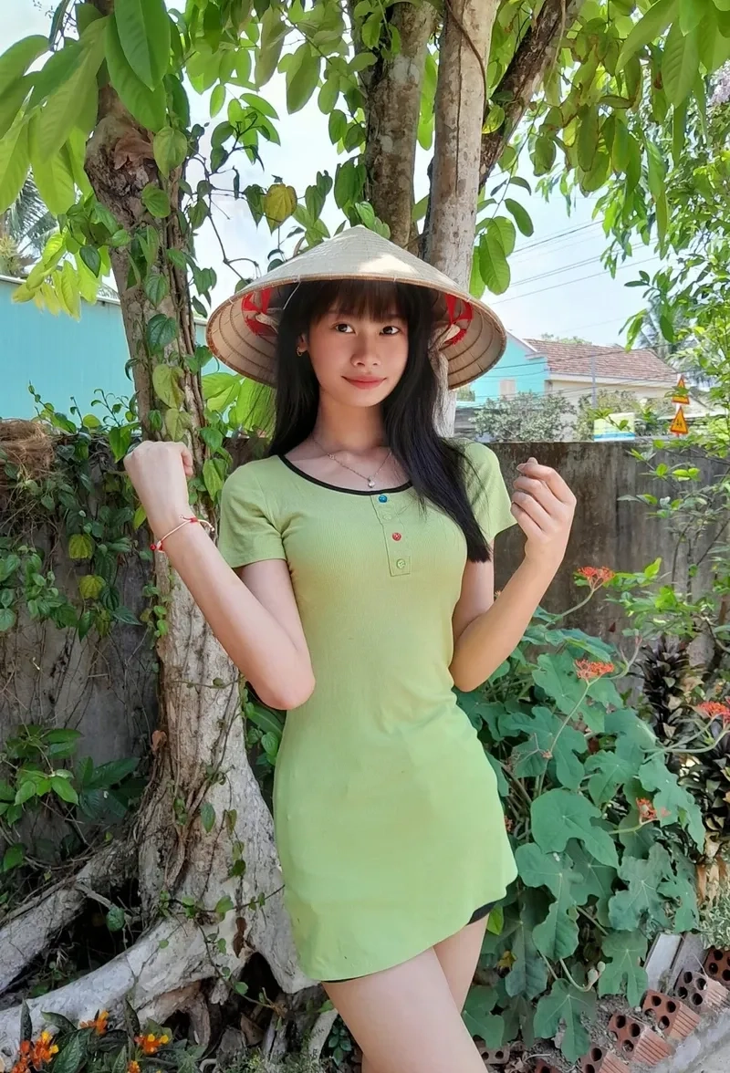 Gái cute che mặt tạo cảm giác bí ẩn và phong cách độc đáo tự nhiên