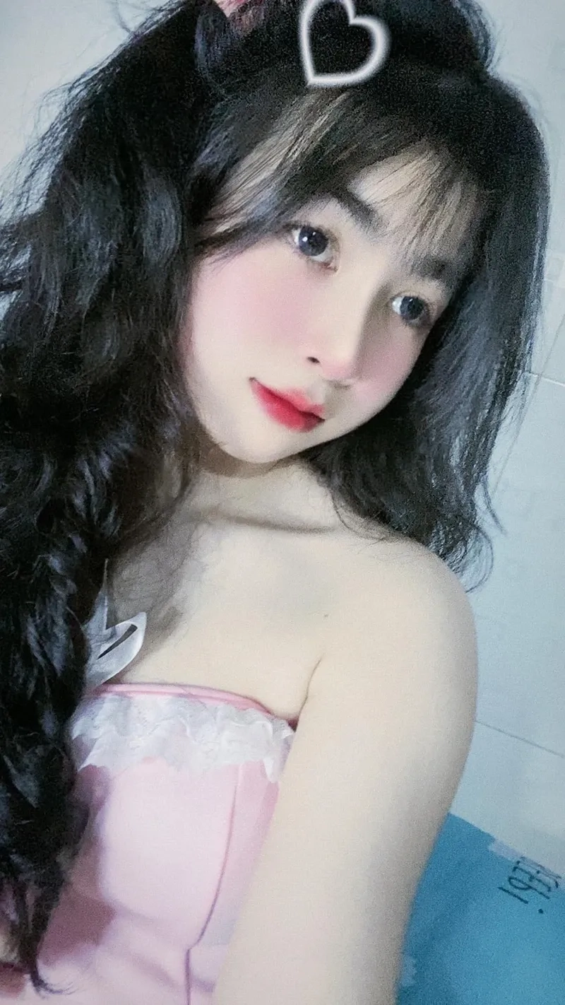 Gái xinh cute che mặt thu hút với sự hài hòa và dễ thương đặc biệt