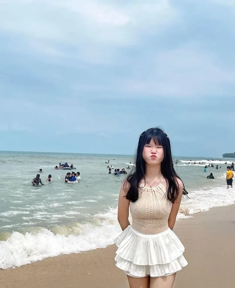 Hình be gái cute thu hút với nét hồn nhiên và đáng yêu tự nhiên