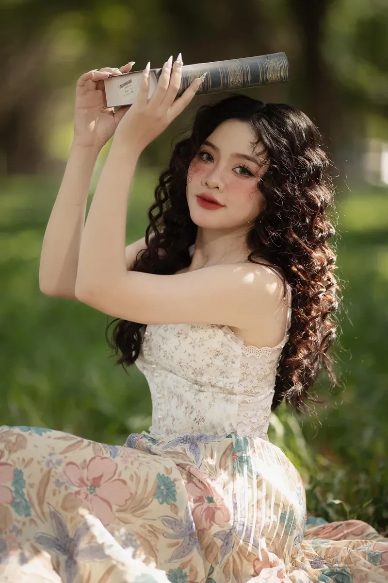 Hình gái xinh đeo mắt kính cute thể hiện sự thông minh và duyên dáng